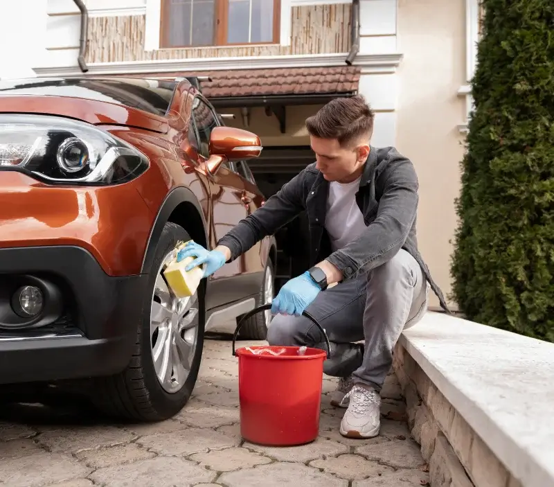Lavage auto à domicile Servaville-Salmonville : professionnel intervenant sur un véhicule